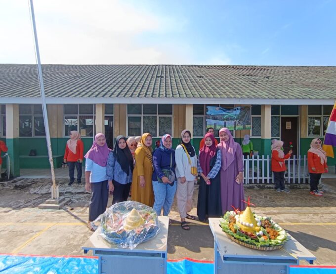 Lomba tumpeng memperingati hari Guru